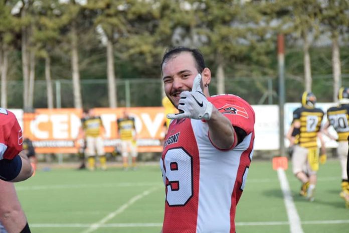 Buona la prima per i Grifoni Perugia, netto successo sui ‘cugini’ degli Steelers (64-13). All’esordio stagionale nel campionato di Terza Divisione, vittoria roboante dei biancorossi capitanati da Freddini contro Terni. Domenica scontro al ‘vertice’: a San Sisto arrivano i Trappers Cecina