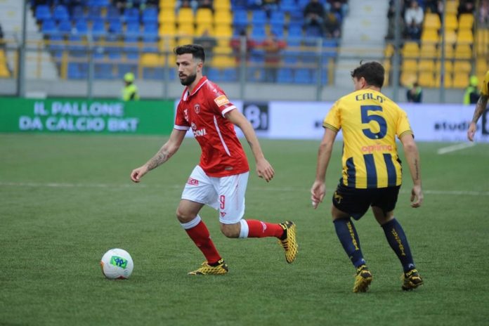 Iemmello studia il sorpasso su Negri. Il capocannoniere del Grifo e della B a una lunghezza dalle 18 reti della stagione 95/96 siglate dal bomber milanese