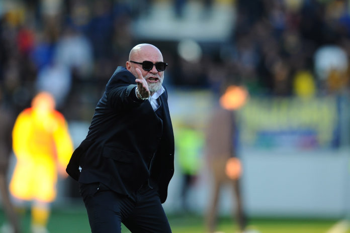 Al danno la beffa: dal k.o. di Frosinone arriva lo stop per Cosmi. Il tecnico del Grifo fermato per un turno per espressioni blasfemi. Il provvedimento arriva con prova TV