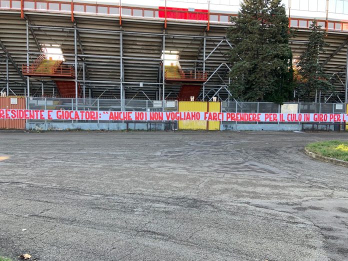 I tifosi non fanno sconti: Santopadre e squadra sotto accusa. La Nord fa suo lo sfogo di Cosmi e aggiunge un inequivocabile 