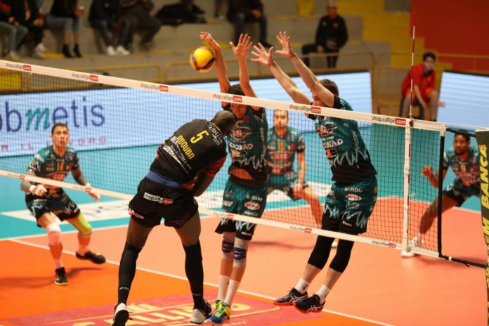 Sir corsara in Calabria: c'è l'aggancio alla Lube. Leon e compagni trionfano in trasferta contro Vibo per 3-1. Civitanova perde a Modena e i Block Devils sono primi in ex aequo