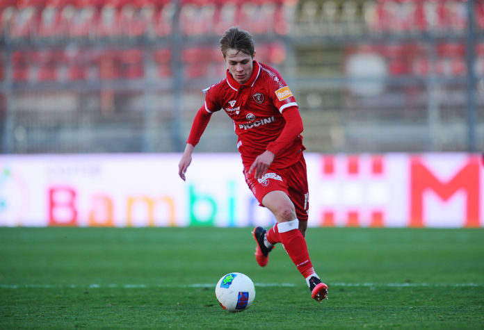 Nicolussi Caviglia entra già nel vortice del mercato? La Juventus pensa al giocatore in prestito al Grifo e ad altre due pedine per arrivare a Tonali del Brescia