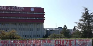 La Curva Nord al fianco degli operatori dell'Ospedale di Perugia. Striscione dei gruppi del tifo organizzato davanti al Santa Maria della Misericordia