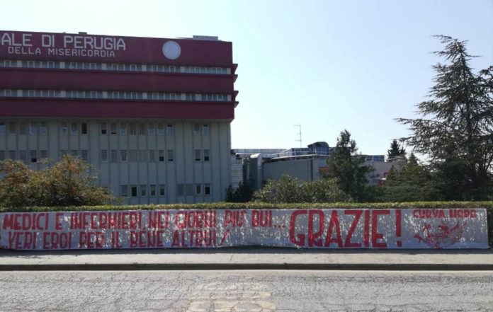 La Curva Nord al fianco degli operatori dell'Ospedale di Perugia. Striscione dei gruppi del tifo organizzato davanti al Santa Maria della Misericordia