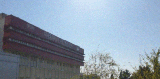 "Niente polemiche, ma fatti concreti - esordisce Mosna - Non mi arrendo e lancio una nuova forte proposta per la ripresa.La lettera che il Ministro per le Politiche Giovanili e lo Sport Vincenzo Spadafora ha inviato nella giornata di venerdì 10 aprile al Presidente del Coni Giovanni Malagò ci consegna un messaggio di speranza ma anche indicazioni precise e cariche di positività. Nel suo documento, il Ministro parla di una possibile ripartenza degli allenamenti e delle attività presumibilmente per il 4 maggio, nel più rigoroso rispetto delle prescrizioni di sicurezza, ma chiede, al tempo stesso, al Comitato Olimpico di incentivare le singole Federazioni nella promozione di azioni buone e pratiche per la ripresa. Questa lettera, a mio modo di vedere, rende ancora più evidente quanto la decisione della Fipav di chiudere i campionati di Serie A sia stata inopportuna ma soprattutto avventata. Oltretutto, lo stesso Ministro indica la data del 4 maggio che, incredibile coincidenza, era la stessa che la Lega Pallavolo Serie A aveva segnalato come quella per una possibile ripresa degli allenamenti qualora la situazione dell’Emergenza Coronavirus fosse diventata sempre meno grave. Nel progetto della Lega Pallavolo Serie A c’era proprio l’eventualità di tornare in palestra per tutto il mese di maggio, per poi giocare i Play Off Scudetto in quello di giugno.Un’idea che, a maggior ragione dopo aver letto la lettera del Ministro Spadafora, rilancio e prendo nuovamente in mano con forza e rinnovato entusiasmo. A nome di tutti coloro che restano convinti che la decisione della Federvolley sia stata una dannosa fuga in avanti, chiedo quantomeno di esaminare l’opportunità di giocare i Play Off Scudetto, assegnando sul campo il titolo di Campione d’Italia 2020.I Playoff potrebbero essere ancora più all’insegna della spettacolarità; li immagino da svolgere magari in una ambientazione esaltante come l’Arena di Verona, con un numero limitato di spettatori presenti, distanziati l’uno dall’altro di due/quattro metri, ma con una valenza solidale ben precisa e strutturata. I pochi biglietti d’ingresso disponibili potrebbero infatti avere un prezzo molto alto, il cui ricavato potrebbe essere interamente devoluto a chi sta dando tanto al nostro paese in questo momento, come medici, infermieri e operatori sanitari. In questo modo si abbandonerebbe l’inutile retorica di assegnare a loro lo scudetto, facendo invece ripartite il nostro amato volley ed offrendo soprattutto un sostegno concreto a chi lo merita. Mi rendo conto che oggi, dopo più di un mese di isolamento nelle nostre case, sia magari difficile immaginare tutto ciò, ma iniziare anche solo a progettarlo sarebbe uno straordinario segnale di speranza e positività, che potrebbe correre in parallelo ad una fase 2 di cui il paese e l’economia ha bisogno come il pane.Anche lo sport necessita di una sua fase 2, che non può passare sicuramente attraverso il messaggio di chiusura totale dell’attività che la Fipav ci ha dato. Chi ha a cuore la pallavolo italiana vuole offrire un contributo reale al nostro paese, giocando ed esprimendo il suo “voler fare” piuttosto che il “voler distruggere”.Ripartire a maggio vorrebbe dire inoltre ridurre le perdite della Lega e dei Club, ma anche riuscire a contenere i tagli degli stipendi di chi lavora nel mondo della pallavolo. Fatti concreti.Credo che sia doveroso almeno pensarci, sedersi “virtualmente” ad un tavolo e provare quantomeno a parlarne. Dopo tutto, il tempo non ci manca.Diego Mosna"