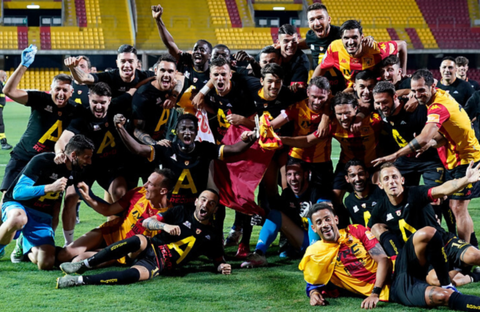 Benevento da record e nel ParAdiso, il Frosinone cuoce all'Inferno. I sanniti ottengono la promozione con 7 giornate di anticipo, nemmeno la Juventus. La ripartenza della squadra di Nesta è a rilento