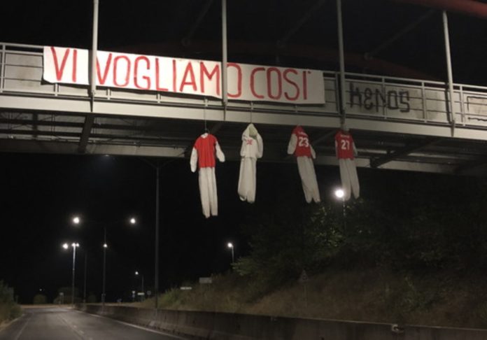 Rabbia e delusione: la notte biancorossa più amara. Con la retrocessione del Perugia scatta la contestazione fuori dai cancelli del Curi. A Casenuove compare un macabro striscione