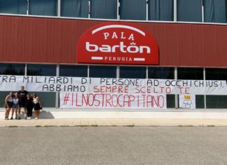 Anche Perugia ha il suo Totti: i Sirmaniaci incoronano Atanasijevic. Striscione per il neo-capitano della Sir sempre più "bandiera" del club e idolo dei tifosi 