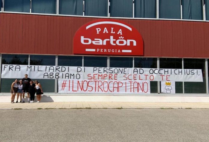 Anche Perugia ha il suo Totti: i Sirmaniaci incoronano Atanasijevic. Striscione per il neo-capitano della Sir sempre più 