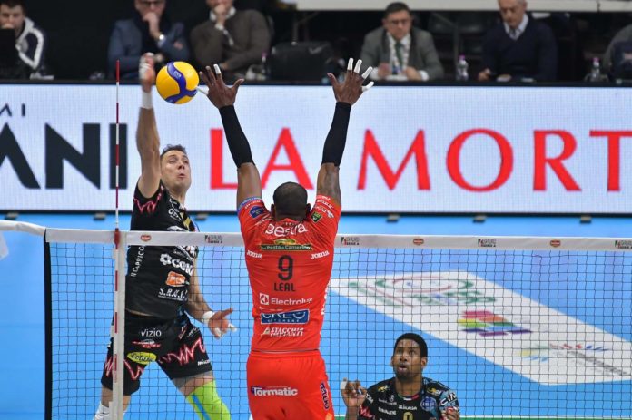 Si modifica il programma di questa seconda parte della settimana per la Sir Safety Conad Perugia. Annullato per motivi di carattere organizzativo l’allenamento congiunto previsto oggi pomeriggio con la Top Volley Cisterna. La squadra si ritroverà regolarmente nel pomeriggio a Pian di Massiano per una seduta di lavoro tecnico sotto le direttive di coach Heynen. Domani pomeriggio invece programmato un allenamento congiunto con la Cucine Lube Civitanova. Dopo i due test svolti la scorsa settimana in terra marchigiana, i giocatori di coach De Giorgi rendono la visita ai Block Devils per un allenamento congiunto che si svolgerà, rigorosamente a porte chiuse nel rispetto del protocollo, nel pomeriggio di domani al PalaBarton di Perugia.