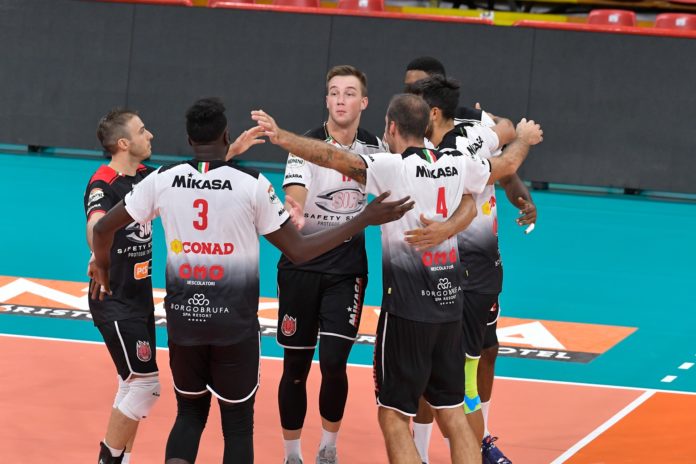 Sir: è il momento di fare sul serio. Vigilia di Supercoppa per i Block Devils che torneranno a giocare al PalaBarton dopo 206 giorni. Contro Modena Atanasijevic e Russo in panchina 