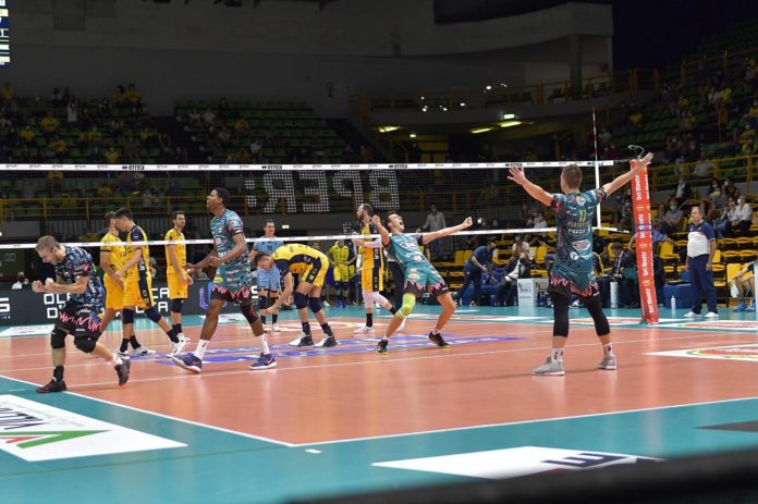 Per Modena è vittoria di Pirro: in finale va la Sir. Gli emiliani hanno la meglio al tie-brak nella sfida di ritorno, ma è Perugia a raggiungere la Lube nell'atto finale della Supercoppa