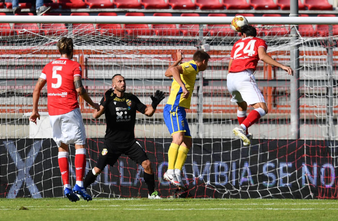 Cambio modulo e vittoria all'inglese: il Grifo torna a sorridere. Caserta passa al 3-5-2 e il Perugia trionfa sulla Fermana con un 2-0 firmato Negro e Moscati. Errore dal dischetto per Murano