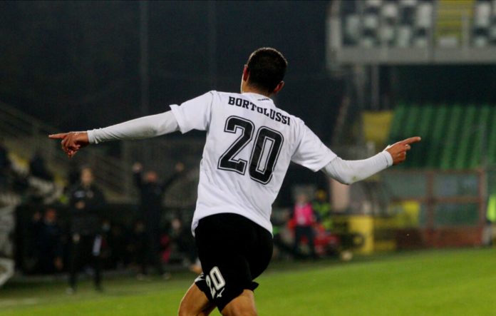 Bortolussi sempre più leader dei cannonieri. Pesaro: che combini? L'attaccante del Cesena mette a segno una doppietta che inguaia proprio i marchigiani. Vis: sul banco degli imputati il presidente Bosco