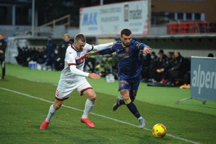 Lavagna tattica: squadra in crescita, 3-5-2 ha pregi e difetti. Il Perugia sceglie di mantenere questa impostazione tattica per le caratteristiche di difensori e centrocampisti. Bene l''undici a Bolzano, ma a gennaio subito un centrocampista e un attaccante