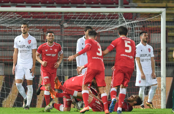 Il ruggito del Grifo: un tris si abbatte sul Padova. Tacco di Sgarbi e doppietta di Bianchimano, l'aggancio in classifica ai patavini è servito 