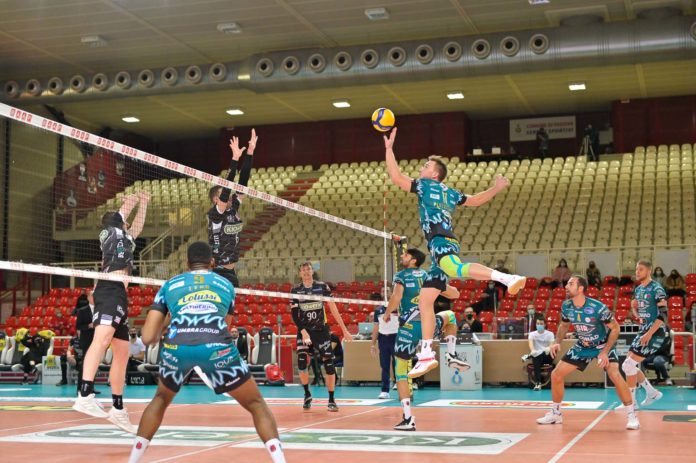 Razzo Sir: Padova espugnata e allungo sulla Lube. I Block Devils approfittano del passo falso dei cucinieri a Trento con un 3-0 in casa dei veneti. +5 sui marchigiani