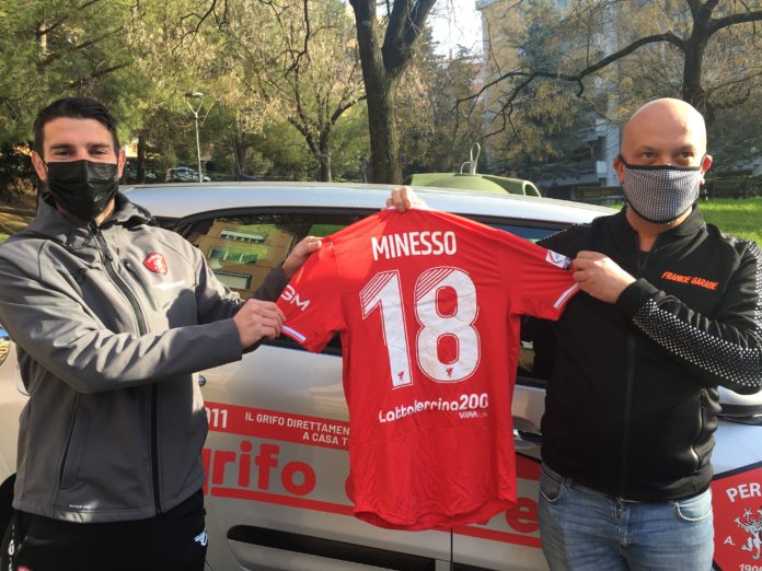 Grifo Delivery: Minesso consegna la maglia di... Minesso. Sorpresa per il tifoso Michele che ha usufruito del nuovo servizio del Perugia Calcio