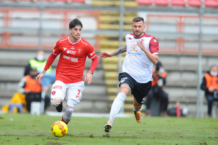 Lavagna tattica: qualità e quantità per il Grifo. Il Perugia abbatte l'Arezzo grazie alla tecnica di Elia e Falzerano e all'inesauribile lavoro di Sounas. Cancellotti e Vanbaleghem le note negative