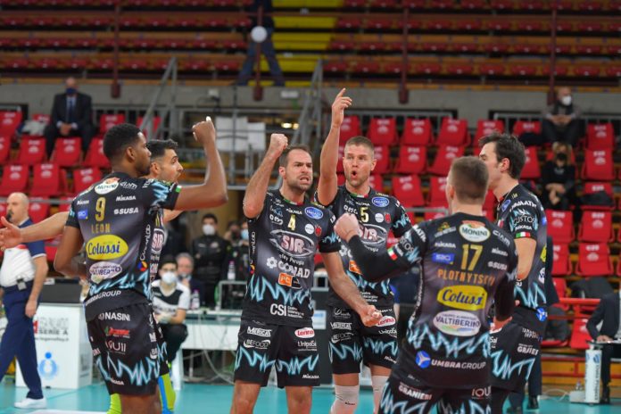 La Sir con Milano non sbaglia: tre punti d'oro. Vittoria per 3-1 al PalaBarton per i Block Devils. Un punto guadagnato sulla Lube, ora la trasferta di Modena