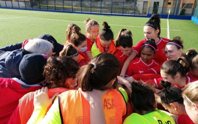 “Credo che il lavoro ripaghi sempre e noi dal primo allenamento, anche essendo una squadra molto giovane, abbiamo sempre dato tutto. I nostri sacrifici si sono sempre visti e, partita dopo partita, siamo cresciute sia come gioco che come squadra. È stato bellissimo segnare, soprattutto perché è stato il mio primo gol in serie B, un gol importante per la squadra. La nostra forza è il gruppo, noi in campo ci aiutiamo, ci incitiamo sempre e le più “grandi” cercano sempre di aiutare le piu giovani”. Anche nelle parole di Elisabetta Tola, che ha chiuso la gara con una grande performance, si evidenzia la soddisfazione di tutta la squadra: “Siamo contente di aver portato a casa un pareggio prezioso, conquistato con tanto sacrificio da parte di tutte. L’unione del gruppo è stata la nostra forza perché ognuna di noi ha dato tutto fino all’ultimo minuto. Continueremo a lavorare per migliorarci e preparare la prossima gara”.