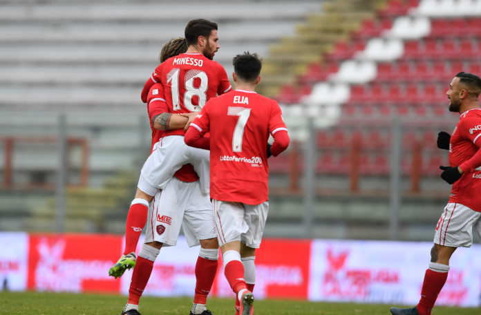 Lavagna tattica: squadra e gruppo molto buoni, un delitto non rinforzare la rosa. Contro la Feralpi i biancorossi hanno messo in campo coraggio, capacità di lettura e voglia di emergere. Tecnico e giocatori meritano ancora un paio di 