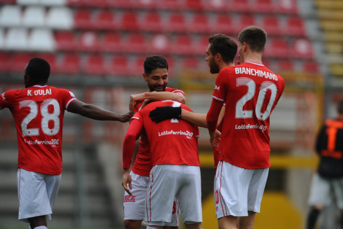 Successo 'essenziale' per il Grifo in un gioco 'che si fa sempre più duro'. Il Padova continua a macinare punti, ma i biancorossi non mollano. Quello di Elia gol da Champions