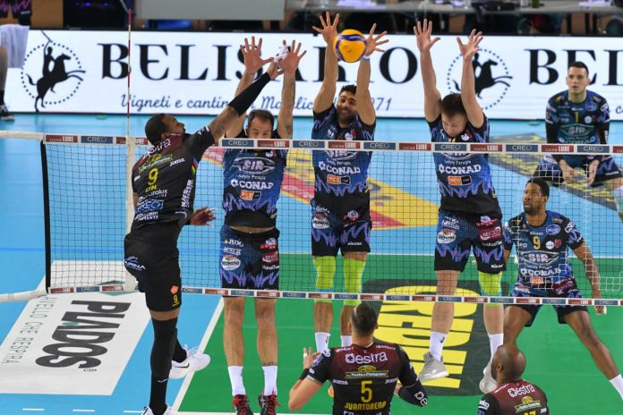 Primo posto in regular season blindato con una giornata d’anticipo, qualificazione alla Champions 2021-2022 messa in banca, reazione importante contro lo stesso avversario tre giorni dopo la sconfitta in finale di Coppa Italia. Arrivano solo buone notizie per la Sir Safety Conad Perugia che espugna l’Eurosuole Forum di Civitanova sconfiggendo in rimonta al tie break, dopo quasi due ore e mezzo di gioco, i padroni di casa della Cucine Lube Civitanova nella penultima di Superlega. Serviva un segnale dopo Bologna ed il segnale arriva forte in casa bianconera. Pur con alti e bassi, i Block Devils ritrovano gioco, entusiasmo, convinzione e cuore contro l’avversario più difficile e dopo una partita vissuta a più riprese in rincorsa con la squadra di Heynen che però ha avuto il grande merito, oltre a crescere palla dopo palla sotto il profilo del gioco, di non mollare mai. Sotto prima 1-0 e poi 2-1, Perugia non si è persa d’animo, ha saputo capovolgere più volte l’inerzia, ha trovato una giornata eccellente in ricezione, al cospetto di una batteria di battitori formidabile come quella avversaria, e soprattutto è stata capace di aver pazienza negli scambi lunghi e di trovare soluzioni alternative per scalfire il muro-difesa di Civitanova. L’ace di Ricci (eccellente il suo ingresso dalla panchina) ha sugellato il match con tutta la squadra abbracciata al centro del campo a festeggiare. È Leon l’Mvp della sfida. Il numero 9 bianconero mette a terra 29 palloni, ma soprattutto piazza il break dalla battuta (4 ace) che fa allungare i suoi nel quarto cruciale set. Ma tutta la squadra (stasera Heynen ha utilizzato quasi l’intera rosa) porta il suo mattoncino alla causa con citazione d’obbligo, oltre che per i senatori Travica e Colaci che non perdono mai la rotta, per un eccellente Plotnytskyi. Il mancino ucraino ne mette 15, risolve tante situazioni complicate, tiene alla grandissima in ricezione e trova turni importanti dai nove metri. Chiuso dunque il discorso per il primo posto, la Sir è attesa ora sabato dall’ultimo turno in casa con Monza, ininfluente in termini di classifica, e soprattutto dalla bolla di Champions del 9-11 febbraio al PalaBarton per cercare il pass per i quarti di finale. IL MATCH Ter Horst in diagonale con Travica in avvio. Proprio l’olandese apre il match (0-1). L’ace di Juantorena ed il muro di Rychlicki capovolgono (3-1). Contrattacco vincente di Leal (6-3). Leon accorcia (6-5). Maniout di Plotnytskyi che pareggia (7-7). Juantorena e l’ace di Simon riportano subito avanti i padroni di casa (10-7). Out Leal (11-10), poi out anche Leon e Ter Horst (14-10). Altri due per i padroni di casa con Leal (16-10). La Lube scappa via con il neo entrato Kovar (21-13). Un paio di errori di Civitanova ed uno smash del neo entrato Ricci accorciano il gap (21-17). Leon mette a terra il contrattacco (23-20). L’errore al servizio di Plotnytskyi porta i padroni di casa al set point (24-20). Al secondo tentativo chiude Leal (25-21). Ci sono Atanasijevic e Ricci in campo nel secondo set. Ma la Lube riparte di sprint con Leal e Jauntorena (5-1). Atanasijevic trova il maniout (6-4). Maniout anche per Leon, poi muro di Solè, poi Plotnytskyi, poi altro muro di Solè (7-9). Entra Yant e fa subito ace (9-9). Perugia torna a +2 dopo l’errore di Juantorena (11-13). Il pallonetto di Plotnytskyi mantiene le distanze (14-16). Simon pareggia in smash (16-16). Ace di Plotnytskyi, poi muro di Travica (17-20). Out Atanasijevic, poi Juantorena (20-20). Il muro di Anzani manda avanti Civitanova (22-21). Due di Leon capovolgono (22-23). Leon porta Perugia al set point (23-24). Tocca il muro il contrattacco di Plotnytskyi ed i Block Devils impattano (23-25). Si riprende con subito un break Lube (3-0). +4 Civitanova dopo l’errore di Plotnytskyi (9-5). Maniout di Rychlicki (11-6). Entra Ter Horst per Atanasijevic. Contrattacco di Leon (12-9). Out Ricci (14-9). Ace di Leal, poi Simon (18-11). Torna Atanasijevic. Perugia si avvicina con il turno al servizio di Travica (21-18). Rychlicki dà il set point ai suoi (24-20). Perugia arriva a contatto con il turno al servizio di Atanasijevic (24-23), ma proprio l’errore dai nove metri dell’opposto serbo manda avanti Civitanova (25-23). Ace di Leon nella fase iniziale del quarto set (3-4). Out Juantorena (4-6). Contrattacco vincente di Leon (7-10). Incredibile serie di Leon dai nove metri (9-16). Civitanova accorcia subito con Leal al servizio (13-16). La reazione bianconera porta la firma di Plotnytskyi e Ter Horst (14-21). Con Juantorena in battuta la Lube cerca di rientrare (18-22). Leon chiude la diagonale (18-23). Set point Perugia grazie sempre a Leon (19-24). L’errore di Rychlicki manda tutto al tie break (20-25). Resta Ter Horst nel quinto set. Avvio equilibrato con Ricci a segno (2-3). Out ter Horst, vantaggio Civitanova (4-3). Muro di Juantorena (6-4). Il muro di Solè pareggia, poi ancora il centrale argentino (6-7). Errore di Travica, Civitanova torna avanti (9-8). Maniout di Juantorena (10-8). Ancora Juantorena (12-9). Il muro di Ter Horst accorcia (12-11). Ancora Ter Horst pareggia (13-13). Colpo di classe di Plotnytskyi e match point Perugia (13-14). Invasione del muro bianconero, si va ai vantaggi (14-14). Out Rychlicki (14-15). Ace di Ricci, Perugia espugna Civitanova (14-16). I COMMENTI Fabio Ricci (Sir Safety Conad Perugia): “Vittoria importante per la regular season, ma soprattutto era importante battere un colpo dopo la Coppa Italia per noi stessi. Dovevamo riscattarci e ripartire. Magari non abbiamo espresso una grande pallavolo, ma ce la siamo portata a casa e questo conta”. Sebastian Solè (Sir Safety Conad Perugia): “Avevamo ancora in corpo la delusione per la sconfitta di Bologna, è stato difficile. Anche stasera siamo stati sotto a tratti, ma abbiamo tirato fuori tanto coraggio ed una buona pallavolo. E alla fine è arrivata una vittoria buona per il morale e per la classifica”. IL TABELLINO CUCINE LUBE CIVITANOVA - SIR SAFETY CONAD PERUGIA 2-3 Parziali: 25-21, 23-25, 25-23, 20-25, 14-16 CUCINE LUBE CIVITANOVA: De Cecco 1, Rychlicki 14, Simon 10, Anzani 10, Leal 20, Juantorena 22, Balaso (libero), Kovar 1, Marchisio, Yant 1, Hadrava, Falaschi. N.e.: Larizza (libero), Diamantini. All. De Giorgi, vice all. Giolito. SIR SAFETY CONAD PERUGIA: Travica 3, Ter Horst 12, Russo 1, Solè 12, Leon 29, Plotnytskyi 15, Colaci (libero), Piccinelli, Ricci 7, Zimmermann, Atanasijevic 4, Vernon-Evans. N.e.: Biglino (libero), Sossenheimer. All. Heynen, vice all Fontana. Arbitri: Massimo Florian - Umberto Zanussi LE CIFRE – CIVITANOVA: 16 b.s., 6 ace, 44% ric. pos., 20% ric. prf., 49% att., 8 muri. PERUGIA: 15 b.s., 7 ace, 58% ric. pos., 35% ric. prf., 49% att., 8 muri.