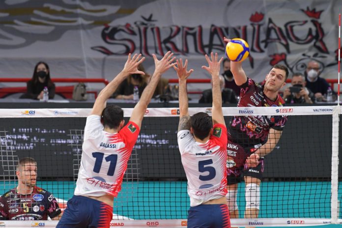 Chiude con una sconfitta il proprio cammino in regular season la Sir Safety Conad Perugia. I Block Devils segnano il passo al PalaBarton con il Vero Volley Monza che si impone in tre set portando a casa tre punti molto importanti per la rincorsa al quarto posto. In previsione della bolla di Champions al via martedì a Pian di Massiano e con il primo posto guadagnato con una giornata di anticipo, ampio turnover operato da Heynen ed un turno di riposo per chi durante l’anno ha tirato sempre la carretta. Spazio quindi a Zimmermann, Sossenheimer, Biglino e Piccinelli con Ter Horst che torna nel suo ruolo di martello e capitan Atanasijevic opposto. Ne esce un match complicato per Perugia che paga dazio soprattutto nella poca attitudine del sestetto in campo a giocare insieme e nella mancanza di ritmo di gioco. Fattori che portano ad un numero molto alto di errori gratuiti (25 in tre set) e ad una prestazione con poca continuità di rendimento. Cifre tutte a favore di Monza che batte meglio (9 ace contro 1), attacca meglio (52% contro 42%) e mura meglio (11 vincenti contro 2). Un bianconero in doppia cifra. È capitan Atanasijevic che chiude con 13 palloni vincenti. Per Perugia adesso è tempo di pensare all’Europa. Da martedì a giovedì seconda bolla della Pool D di Champions League con i Block Devils a caccia del pass per i quarti di finale. IL MATCH Con il primo posto ormai acquisito, opera alcuni cambi in formazione Heynen. È di Monza il primo tentativo di allungo complici alcuni errori in attacco dei padroni di casa (3-7). Ace di Beretta (4-9). Travica accorcia (6-9), il muro brianzolo, tre consecutivi, fa scappare il Vero Volley (6-13). Perugia non trova il campo in attacco (6-15). Diagonale vincente di Dzavoronok (8-17). Muro vincente di Ricci (10-18). Ace di Orduna, poi Lanza (11-21). Il muro ospite porta al set point (12-24). Ancora muro, stavolta di Lanza, ed il primo set è del Vero Volley (12-25). Continua a menare le danze Monza nel secondo set con l’ace di Dzavoronok che fissa il punteggio sul 2-7. Perugia aggiusta il cambiopalla, ma non riesce a ricucire (7-12). Due in fila di Biglino (9-12). I Block Devils mancano in continuità e Monza allunga nuovamente (10-15). Dentro Zimmermann per Travica. Ace di Lagumdzija (11-17). Muro di Dzavoronok (12-19). Ace di Atanasijevic (15-20). Entra Calligaro e mette subito l’ace (17-24). L’errore al servizio di Zimmermann propizia il raddoppio brianzolo (18-25). Prova la reazione Perugia nel terzo set con Atanasijevic (6-3). Risponde Lagumdzija (6-5). Il muro di Monza pareggia (7-7). L’invasione bianconera manda avanti gli ospiti (7-8). Atanasijevic capovolge (10-9). Biglino chiude la tesa al centro, poi invasione di Lagumdzija, poi Sossenheimer (15-11). Out la pipe di Ter Horst, poi ace di Dzavoronok, poi muro di Beretta (15-15). Fuori l’attacco di Atanasijevic, pipe di Dzavoronok e Monza passa a condurre (15-17). Ace del martello ceco con la fattiva collaborazione del nastro (15-18). Ancora il muro di Monza (16-20). Gli ospiti si avvicinano al traguardo (19-23). Entra al servizio Davyskiba e chiude con l’ace (20-25). I COMMENTI Fabio Ricci (Sir Safety Conad Perugia): “Una sconfitta netta. Con la vittoria di mercoledì a Civitanova ci siamo guadagnati l’opportunità stasera per poter dare spazio a tutta la rosa. Ero consapevole che sarebbe stata dura, siamo partiti male, poi strada facendo siamo cresciuti. Peccato per quel filotto nel terzo set quando eravamo avanti che ci ha tagliato le gambe”. IL TABELLINO SIR SAFETY CONAD PERUGIA - VERO VOLLEY MONZA 0-3 Parziali: 12-25, 18-25, 20-250 SIR SAFETY CONAD PERUGIA: Travica 1, Atanasijevic 13, Ricci 6, Biglino 4, Sossenheimer 6, Ter Horst 7, Piccinelli (libero), Zimmermann. N.e.: Colaci (libero), Solè, Vernon-Evans, Leon, Russo, Plotnytskyi. All. Heynen, vice all Fontana. VERO VOLLEY MONZA: Orduna 3, Lagumdzija 12, Galassi 9, Beretta 7, Lanza 6, Dzavoronok 11, Federici (libero), Calligaro 1, Davyskiba 1. N.e.: Falgari, Brunetti (libero), Ramirez Pita, Holt. All. Eccheli, vice all. Ambrosio. Arbitri: Alessandro Cerra - Andrea Puecher LE CIFRE – PERUGIA: 11 b.s., 1 ace, 40% ric. pos., 14% ric. prf., 42% att., 2 muri. MONZA: 9 b.s., 9 ace, 42% ric. pos., 8% ric. prf., 52% att., 11 muri.