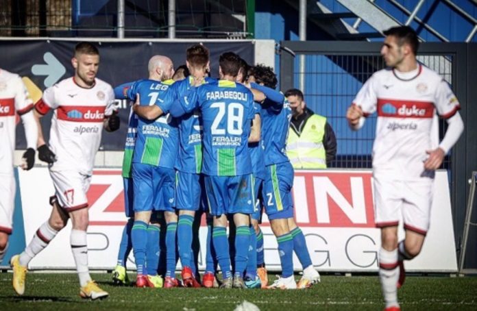 Pavanel stratega da 10, il Ravenna sulla barca di Caronte. La Feralpi del tecnico veneto espugna Bolzano e si prende la testa del Paradiso, i Romagnoli ancora k.o. tra le mura di casa 