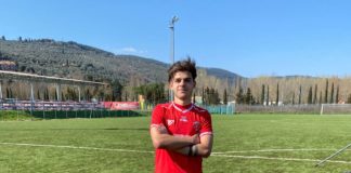 Nel recupero della prima giornata di campionato il Perugia batte 2-0 il Teramo. Protagonista di giornata Mattia Russo che nel giro di otto minuti realizza una doppietta. Nella prima rete riceve palla in area, dopo una triangolazione Mancino-Maisto, e trafigge il portiere nell'angolino basso. Poco dopo, recupero di Galeotti che serve Mancino, passaggio filtrante per Russo che davanti al portiere non sbaglia. Nel finale il palo di Seghetti, al termine di una bella azione corale, legittima il risultato. Sei punti nelle prime due gare per il gruppo biancorosso. "Ottima prestazione, la squadra sta continuando il proprio percorso di crescita - commenta mister Formisano - primo tempo dominio della palla mentre nella ripresa bravi a trovare subito il vantaggio al cospetto di un avversario organizzato. Sono contento perché abbiamo dato continuità alla prima gara. Gli impegni ravvicinati mi consentono di cambiare elementi come ho fatto oggi perché ho una rosa ampia a disposizione e tutti daranno il proprio contributo". "Sono contento della prestazione mia e della squadra - aggiunge Mattia Russo. Non è facile tornare in campo dopo due anni (prima infortunio e poi interruzione campionato causa Covid ndr) e quindi sono felice per la doppietta". PROSSIMO TURNO: A.J.Fano-Perugia, sabato 13 marzo ore 12:30