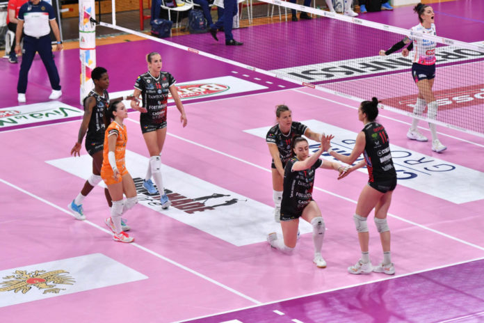 Finisce qui la stagione della Bartoccini. Le ragazze di Mazzanti cadono per 3-1 con Novara anche al PalaBarton e dicono addio ai play-off. Cecchetto: 