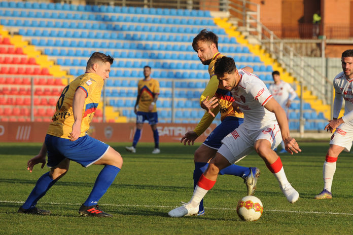 Il Perugia lascia le speranze a Gubbio (3-2). Murano apre le danze, poi i rossoblù ribaltano la gara nella ripresa. Gol della bandiera di Angella