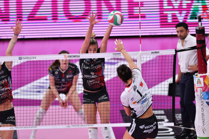 La Bartoccini alla caccia dei quarti di finale. Nella gara di ritorno a Cuneo, alle magliette nere basta vincere due set