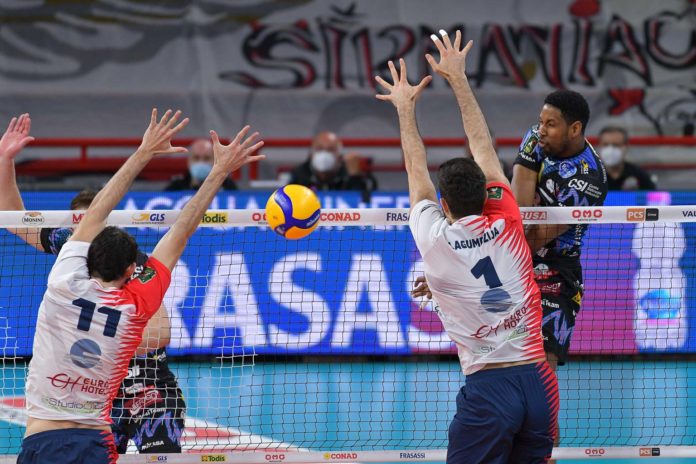 La Sir si prende gara 1 della semifinale, ma che fatica... Perugia piega Monza al tie-break dopo una partita di alti e bassi 