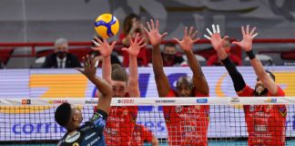 Finale Scudetto: la Lube è un muro per la Sir: 1-3 bruciante in casa. Errori e distrazioni favoriscono i marchigiani che aprono da corsari la serie tricolore