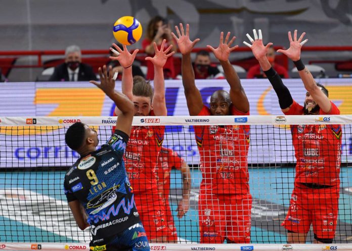 Finale Scudetto: la Lube è un muro per la Sir: 1-3 bruciante in casa. Errori e distrazioni favoriscono i marchigiani che aprono da corsari la serie tricolore
