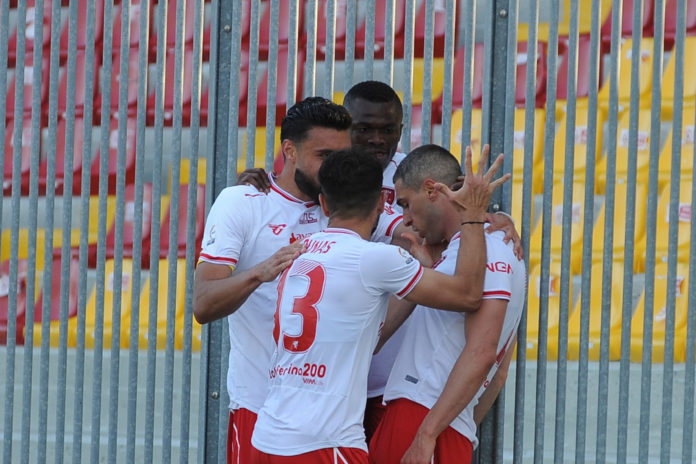 Lavagna tattica: note positive per Caserta e Rosi. Il tecnico non fa il palo e legge bene la gara di Ravenna, mentre Rosi mette in campo personalità, qualità e esperienza. Spazio anche a qualche appunto sulla difesa a tre e a quattro