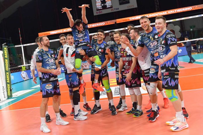 Vola in finale scudetto la Sir Safety Conad Perugia. I Block Devils sconfiggono anche in gara 3 di semifinale il Vero Volley Monza in tre set e staccano il biglietto per la serie che assegna il tricolore. Partita ben giocata dai bianconeri che conducono con autorevolezza i tre set al cospetto di una Monza che ha il pregio di non mollare mai un centimetro. Perugia però alza il livello del servizio (7 ace) e del muro (14 i vincenti) e trova risorse importanti in contrattacco con Leon (che ne mette 19, best scorer del match) e con l’Mvp della partita Sebastian Solè che chiude una gara fantastica con 16 punti a referto, l’85% in primo tempo e 4 muri vincenti. Doppia cifra in casa bianconera anche per Plotnytskyi (10 punti) che gioca a tutto campo e spacca il primo set con il suo turno dai metri. Colaci e Travica si dimostrano ancora le guide spirituali e tecniche del gruppo, Russo (in campo dal primo minuto) assicura il suo apporto a muro ed in attacco così come vincente si dimostra la staffetta in posto 2 tra Muzaj e Ter Horst. È ancora, dunque, finale scudetto per Perugia. La quinta della storia, la terza consecutiva (lo scorso anno causa Covid il campionato non si è concluso).  Appuntamento ora al PalaBarton per mercoledì 14 aprile, giorno di gara 1. CRONACA Si parte con un minuto di silenzio in memoria della signora Irene, mamma del presidente Gino Sirci scomparsa oggi. Muzaj e Russo sono le scelte di Heynen. Primo vantaggio Perugia con Plotnytskyi al servizio e con i punti di Solè, Leon e Travica (5-2). Muro a tre su Dzavoronok, poi contrattacchi di Leon e Muzaj (8-2). Due in fila di Lagumdzija (10-5). Solè mura Dzavoronok (15-9). Doppio ace di Plotnytskyi (18-10). Monza accorcia con Holt dai nove metri (20-16). Ace di Ramirez Pita (21-18). Solè mura il neo entrato Poreba ed è set point Perugia (24-19). Chiude subito il centrale argentino (25-19). Il muro di Monza fa la voce grossa in avvio di secondo set (5-8). Solè e poi Plotnytskyi, proprio a muro, pareggiano subito (8-8). Ace di Russo (9-8). Lanza capovolge con due punti in fila (10-12). Monza prova a scappare nuovamente con il muro di Beretta (11-14). Leon in contrattacco e poi Russo per la nuova parità (14-14). Ancora Leon, poi muro della coppia Russo-Travica (16-14). Entra Ter Horst e trova subito il muro vincente, poi ace di Leon (20-16). Muro vincente anche per Plotnytskyi (23-18). Solè porta i suoi al set point (24-20). Ancora Solè ed è raddoppio bianconero (25-21). Suon di break da una parte e dall’altra nel terzo set. Quello di Solè (attacco e muro) vale il +3 Perugia (9-6). Out la pipe di Leon (9-8). Ace di Ter Horst (11-8). Perugia alza il muro (13-9). Attacco e muro di Lanza (13-11). Ancora Lanza (15-14). Un lungo scambio chiuso dal muro ospite vuol dire parità (15-15). Perugia riparte con l’ace di Leon ed il contrattacco di Ter Horst (18-15). Mette anche l’ace l’olandese (21-17). Super scambio chiuso da Solè (22-17). Leon porta Perugia al match point (24-20). Russo manda i BloCK Devils alla finale scudetto (25-21). INTERVISTE Sebastian Solè, centrale della Sir Safety Conad Perugia: “Ci mettiamo in tasca una finale scudetto che non è mai una cosa scontata ed è sempre difficile da raggiungere. In questi playoff abbiamo fatto fatica nei quarti con Milano e anche in questa semifinale con Monza, ma alla fine credo che ci siamo meritati la finale per come abbiamo giocato e per le cose buone che abbiamo fatto. Faccio i complimenti ai ragazzi ed alla società”. SIR SAFETY CONAD PERUGIA - VERO VOLLEY MONZA 3-0 Set: 25-19, 25-21, 25-21 SIR SAFETY CONAD PERUGIA: Travica 4, Muzaj 3, Russo 6, Solè 16, Leon 19, Plotnytskyi 10, Colaci (libero), Ricci, Zimmermann, Ter Horst 7. N.e.: Piccinelli (libero), Vernon-Evans, Atanasijevic, Sossenheimer. All.: Heynen VERO VOLLEY MONZA: Orduna 1, Lagumdzija 14, Holt 7, Beretta 3, Dzavoronok 3, Lanza 14, Federici (libero), Ramirez Pita 2, Calligaro, Davyskiba 1, Poreba, Galassi 3. N.e.: Falgari, Brunetti (libero). All. Eccheli, vice all. Ambrosio. Arbitri: Daniele Rapisarda - Dominga Lot Perugia: 10 b.s., 7 ace, 47% ric. pos., 25% ric. prf., 48% att., 14 muri Monza: 8 b.s., 2 ace, 34% ric. pos., 14% ric. prf., 41% att., 10 muri