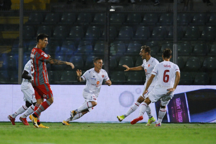 Prestazione super dei Grifoni che sbancano Cremona, a lungo in dieci, con le reti di Lisi Zanandrea e Kouan