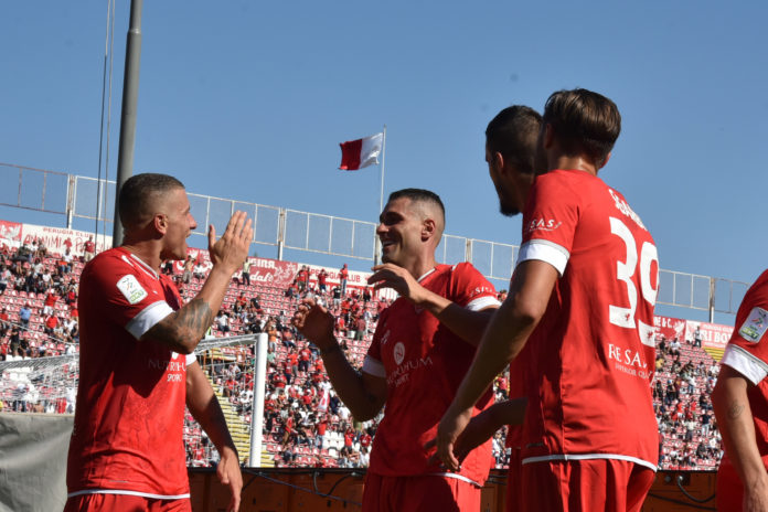 I due centrocampisti hanno caratteristiche troppo simili, mentre Sgarbi in impostazione fa rimpiangere il collega. E gli attaccanti devono fare di più 