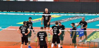 Ripresi stamattina i lavori al PalaBarton per la Sir Safety Conad Perugia. Ha preso il via con una seduta in sala pesi, sotto le direttive del preparatore atletico Chittolini, la quinta settimana di preparazione dei Block Devils. Programma di lavoro ancora molto intenso quello predisposto da Nikola Grbic. Un programma che, se tiene sempre accesa una luce importante puntata sul lavoro fisico e aerobico, dà sempre maggior peso al lavoro di ordine strettamente tecnico-tattico e di squadra. È questa la settimana dell’esordio in campo, seppure evidentemente in un test amichevole. Giovedì pomeriggio infatti verrà al PalaBarton la Consar RCM Ravenna affidata alla guida tecnica di Zanini (coach impegnato con la nazionale della Croazia proprio oggi negli ottavi degli Europei contro la Slovenia), formazione molto giovane e quasi al completo a livello di organico. Senza praticamente aver potuto fare un minimo di gioco di squadra, per l’esiguità della rosa a disposizione, sarà certamente una prova interessante e stimolante per i ragazzi dopo tantissimo lavoro a livello individuale. È questa inoltre la settimana che vedrà aumentare, seppure di poco, l’organico di Nikola Grbic a livello numerico. Arriva infatti oggi a Perugia via Fiumicino lo schiacciatore americano Matt Anderson. Il martello a stelle e strisce sistemerà nella seconda parte della giornata le faccende logistiche e da domattina sarà al PalaBarton insieme ai suoi nuovi compagni ed a disposizione del tecnico serbo. IL PUNTO SUGLI EUROPEI: CINQUE BLOCK DEVILS AI QUARTI DI FINALE Proseguono a ritmi incessanti intanto gli Europei. Si completano oggi gli ottavi di finale, ma è già noto il destino del contingente bianconero. Vola ai quarti l’Italia di capitan Giannelli, Ricci e Piccinelli che fa la voce grossa negli ottavi di finale contro la Lettonia di Dardzans vincendo con un netto 3-0 e staccando il pass per le migliori otto del Vecchio Continente. Mercoledì sfida alla Germania di coach Giani (vincente nel proprio ottavo 3-1 contro la Bulgaria) per un posto nelle fantastiche quattro. Direzione quarti di finale anche per la Polonia di Leon che si abbatte sulla Finlandia con un rotondo 3-0 negli ottavi. La formazione polacca è attesa domani da un quarto che si preannuncia spettacolare contro la Russia vice campione olimpico e vincente negli ottavi, seppure a fatica in quattro set, sull’Ucraina di capitan Plotnytskyi. Un posto tra le prime otto anche per l’Olanda di Ter Horst che suda sette camicie, ma alla fine ha ragione 15-13 al quinto set della resistenza del Portogallo negli ottavi di finale. Sulla strada dei tulipani domani la Serbia campione d’Europa in carica.