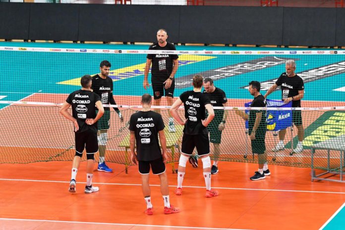 Ripresi stamattina i lavori al PalaBarton per la Sir Safety Conad Perugia. Ha preso il via con una seduta in sala pesi, sotto le direttive del preparatore atletico Chittolini, la quinta settimana di preparazione dei Block Devils. Programma di lavoro ancora molto intenso quello predisposto da Nikola Grbic. Un programma che, se tiene sempre accesa una luce importante puntata sul lavoro fisico e aerobico, dà sempre maggior peso al lavoro di ordine strettamente tecnico-tattico e di squadra. È questa la settimana dell’esordio in campo, seppure evidentemente in un test amichevole. Giovedì pomeriggio infatti verrà al PalaBarton la Consar RCM Ravenna affidata alla guida tecnica di Zanini (coach impegnato con la nazionale della Croazia proprio oggi negli ottavi degli Europei contro la Slovenia), formazione molto giovane e quasi al completo a livello di organico. Senza praticamente aver potuto fare un minimo di gioco di squadra, per l’esiguità della rosa a disposizione, sarà certamente una prova interessante e stimolante per i ragazzi dopo tantissimo lavoro a livello individuale. È questa inoltre la settimana che vedrà aumentare, seppure di poco, l’organico di Nikola Grbic a livello numerico. Arriva infatti oggi a Perugia via Fiumicino lo schiacciatore americano Matt Anderson. Il martello a stelle e strisce sistemerà nella seconda parte della giornata le faccende logistiche e da domattina sarà al PalaBarton insieme ai suoi nuovi compagni ed a disposizione del tecnico serbo. IL PUNTO SUGLI EUROPEI: CINQUE BLOCK DEVILS AI QUARTI DI FINALE Proseguono a ritmi incessanti intanto gli Europei. Si completano oggi gli ottavi di finale, ma è già noto il destino del contingente bianconero. Vola ai quarti l’Italia di capitan Giannelli, Ricci e Piccinelli che fa la voce grossa negli ottavi di finale contro la Lettonia di Dardzans vincendo con un netto 3-0 e staccando il pass per le migliori otto del Vecchio Continente. Mercoledì sfida alla Germania di coach Giani (vincente nel proprio ottavo 3-1 contro la Bulgaria) per un posto nelle fantastiche quattro. Direzione quarti di finale anche per la Polonia di Leon che si abbatte sulla Finlandia con un rotondo 3-0 negli ottavi. La formazione polacca è attesa domani da un quarto che si preannuncia spettacolare contro la Russia vice campione olimpico e vincente negli ottavi, seppure a fatica in quattro set, sull’Ucraina di capitan Plotnytskyi. Un posto tra le prime otto anche per l’Olanda di Ter Horst che suda sette camicie, ma alla fine ha ragione 15-13 al quinto set della resistenza del Portogallo negli ottavi di finale. Sulla strada dei tulipani domani la Serbia campione d’Europa in carica.