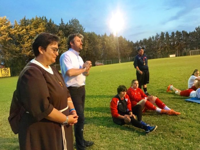 Una gradita visita per il Perugia femminile. Suor Roberta e Don Antonio hanno benedetto e parlato alle grifoncelle 