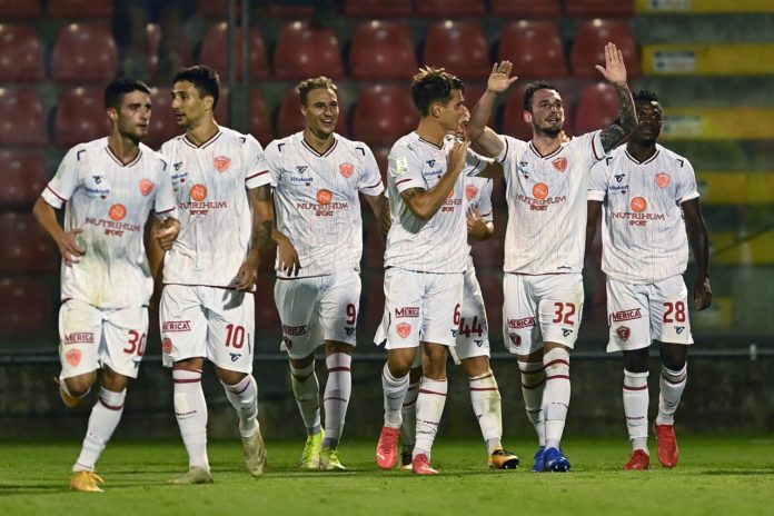 Superlativa prestazione dei biancorossi a Cremona. Zanandrea e De Luca unici nei, ora bisogna fare bene anche al 