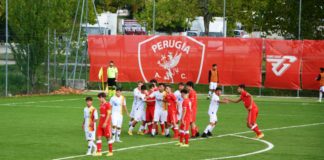 Black-out interno per l'under 17 di mister Papini che dopo un primo tempo più che alla pari vede dilagare il Lecce con un netto 5-0. Vantaggio ospite che arriva a un minuto dal termine della prima frazione con il colpo di testa di Zecca sugli sviluppi di un calcio d'angolo. Nella ripresa, dopo pochi secondi raddoppio di Mariano, fatale le ripartenze salentine. Non arriva la reazione biancorossa e il Lecce affonda il colpo. Il prossimo turno vedrà impegnato il Perugia domenica 17 in casa della Lazio. PERUGIA: Bulgarelli, Mottola Imbemba (12' st Dalla Valle), Ascani, Albertario (1' st Viti (39' st Serfilippi)), Di Rienzo, Gennaioli (1' st Piccioli), Giunti, Virgillito (12' st Becucci T.), Peroni (30' st Polizzi), Sulejmani, Ronconi (12' st Leone). A disp.: Seghetti, Martinetti. All.: Simone Papini. LECCE: Moccia, Dell'Acqua, Orfano (40' st Litti), Borgo (28' st Gueye Pape), Zecca, Leuzzi, De Vito (1' st Agrimi), Mariano (28' st Lanciano), Mastrapasqua (40' st Fasano), Geusa (1' st Perricci), Minerva (1' st Mazzarano). A disp.: Leone, Fornaro. All.: Simone Schipa ARBITRO: Leonardo Leorsini di Terni (Andreani – Bacci) RETI: 44' pt Zecca, 1' st Mariano, 9' st Orfano, 20' st (rig.) Mastrapasqua, 45' st Perricci. NOTE: ammoniti Geusa, Giunti e Viti.