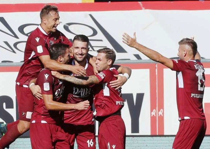 La formazione calabrese reduce da due vittorie. Attenzione all'ariete Galabinov e all'estro di Menez