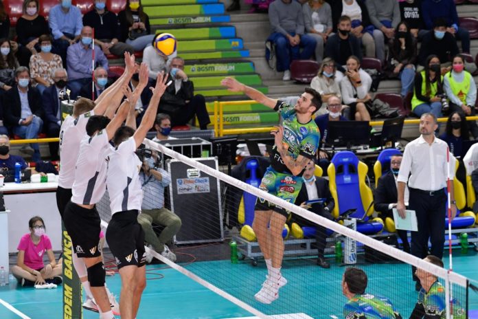 Vittoria in quattro set per gli uomini di Grbic e primo posto in classifica