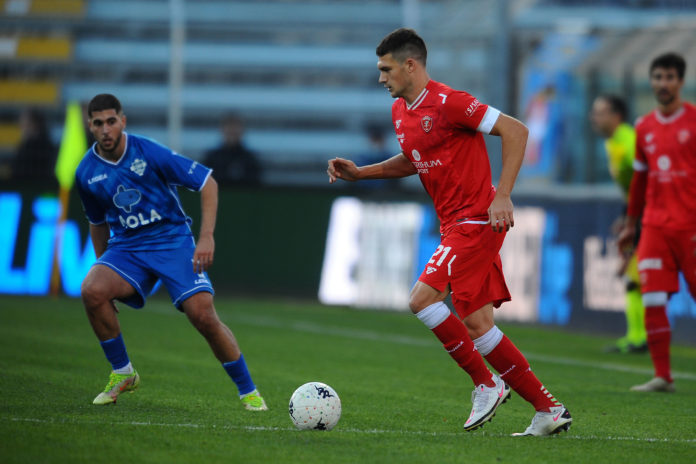 Il difensore rileva Angella, il regista lo squalificato Kouan. Davanti spazio a Olivieri e De Luca 