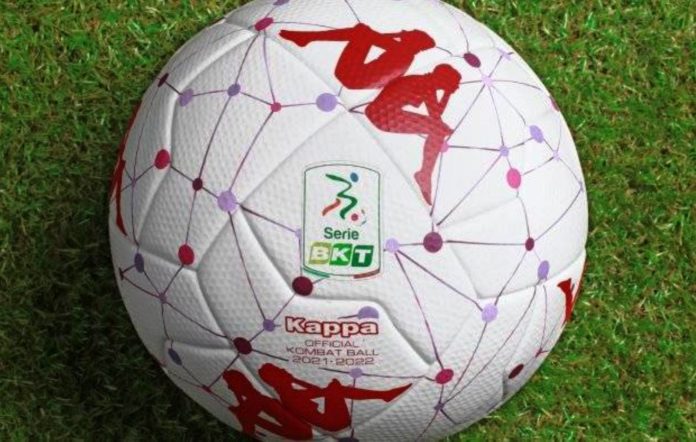 La sfera sarà consegnata nel pre-gara a una tifosa in ogni campo della cadetteria 